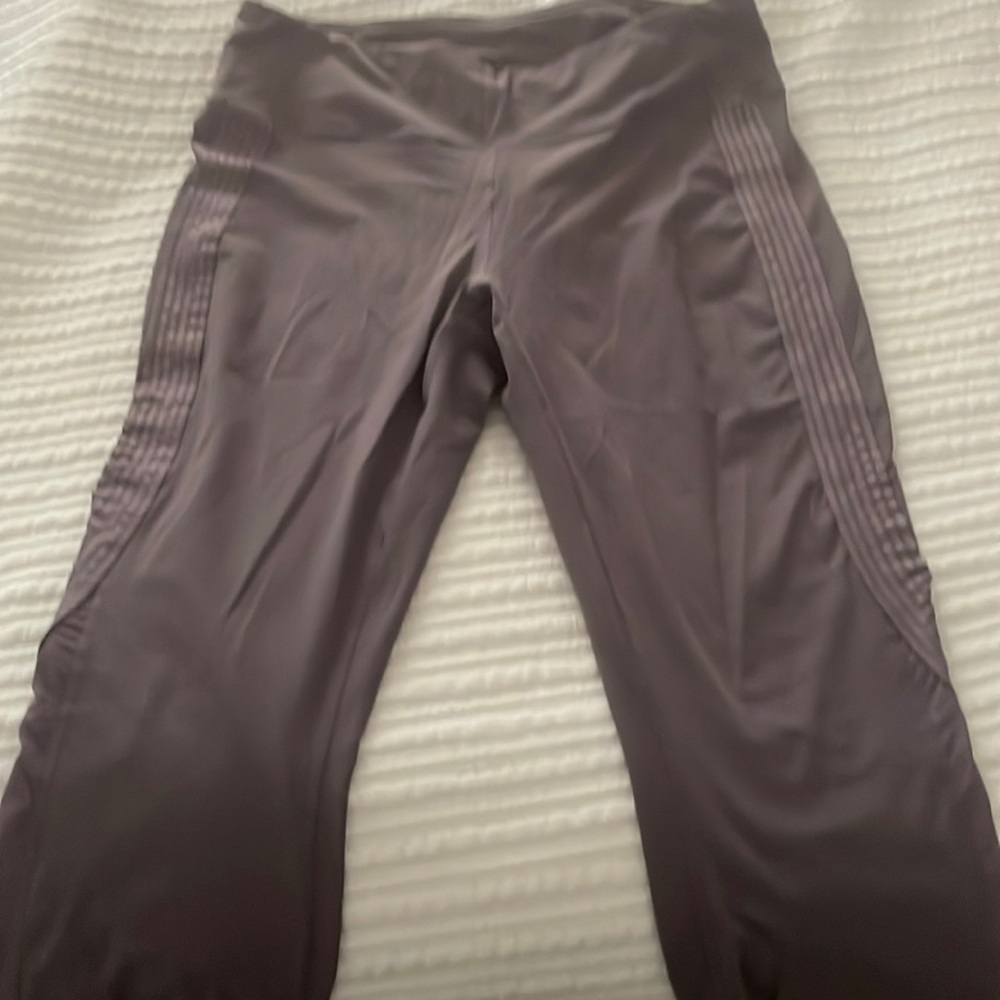 Soft leggings. Detail on the side.